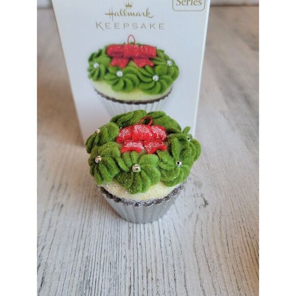 Hallmark 2011 simply irresistible! Christmas cupcakes ornament Xmas - Picture 2 of 6